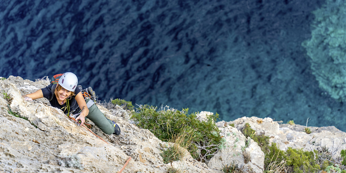 Fantastisches Klettern in bestem Kalk direkt über dem Meer: Beata in der Route "Marinaio di Foresta" (6a+, 7 Seillängen) am Pedra Longa.
