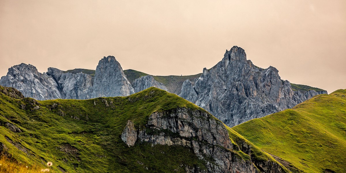 Aufstieg bei traumhafter Lichtstimmung zum Jägglisch Horn (2290 m) mit Blick auf das Rätschenhorn (2703 m).
