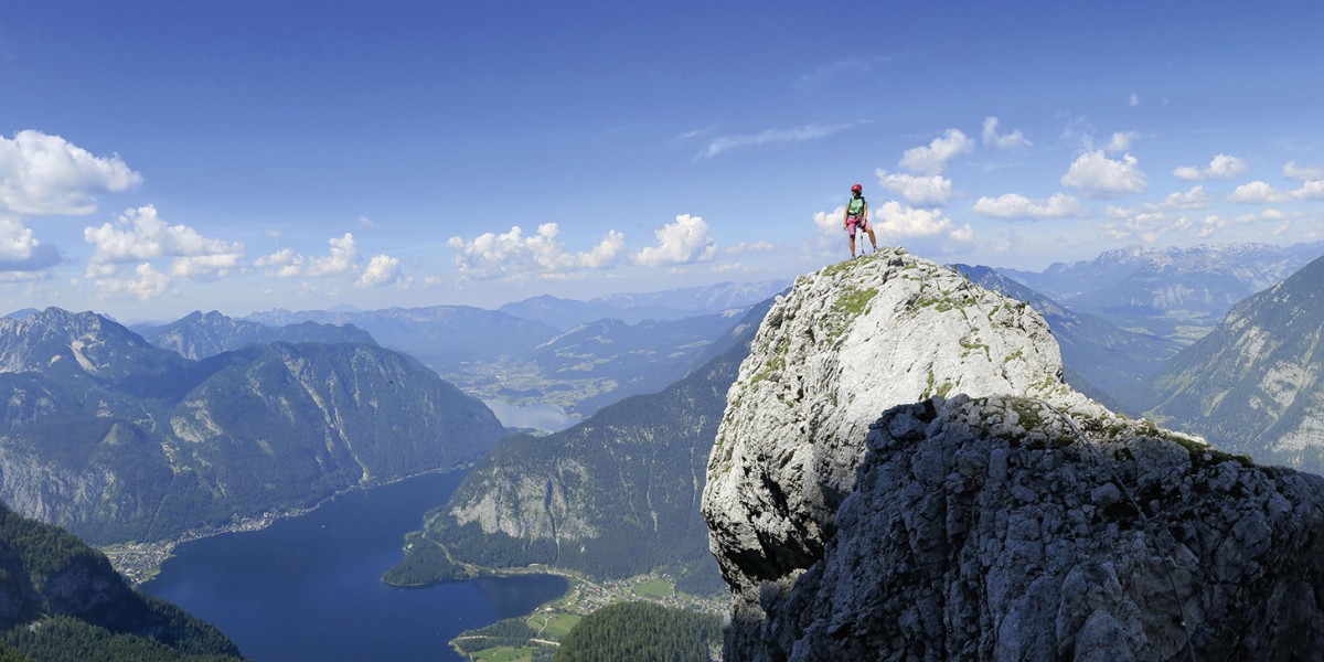 Am Krippenstein locken Klettersteige von leicht bis extrem. Das schöne Panorama um den Hallstätter See genießt man von allen Steigen gleich.