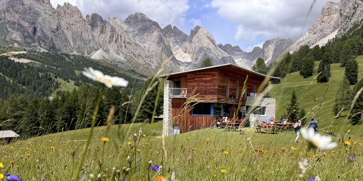 Uralte Kulisse: Die Geislerspitzen beschirmen im Norden die Idylle der Schutzhütte Juac.