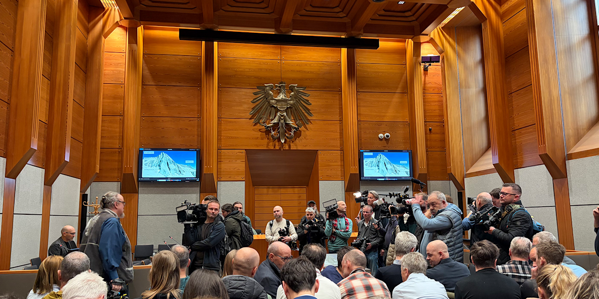 Großes Medienaufgebot im Schwurgerichtssaal Innsbruck am Tag der Verhandlung.