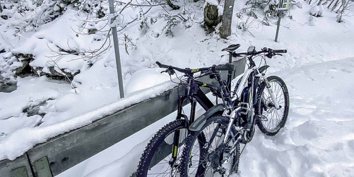 Mit dem Rad zur Skitour - gute Idee. Doch wie lange hält eigentlich so ein E-Bike-Akku im Winter?