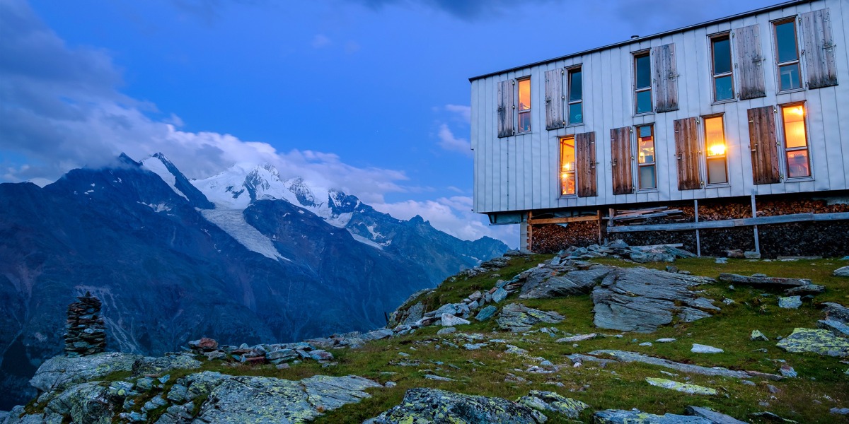 Blaue Stunde an der Topalihütte – mit Blick zur Mischabelgruppe.