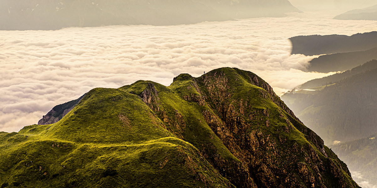 Über den Wolken: weltentrücktes Wandererlebnis am Spielberghorn zwischen Saalbach und Leogang auf der Etappe 13 des Pinzga Hatschas.