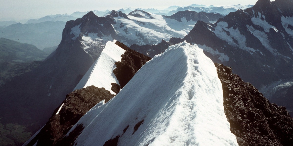 Blick über die Bergkette der Schweizer Eiger-Region in den Alpen.