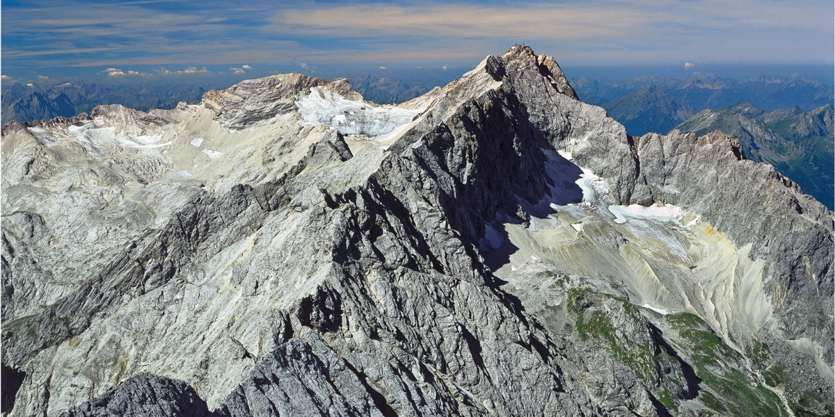 Gletscherschmelze an der Zugspitze: nur noch Reste von Höllental- und Schneeferner.
