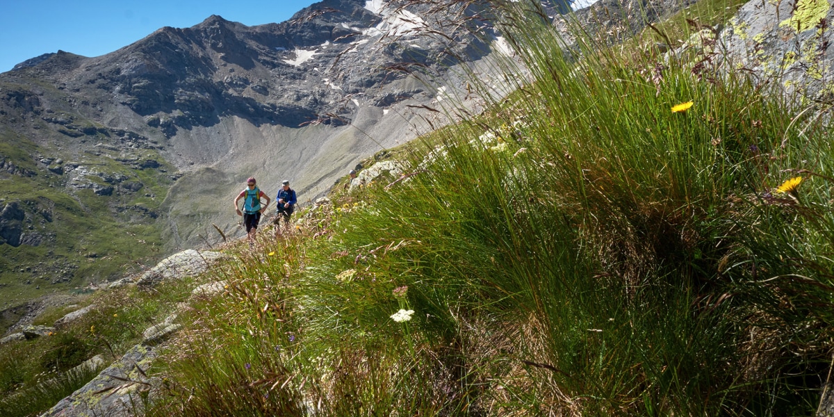 Den 4000ern ganz nah und dabei Sonne satt: Süd­liche Lebens­freude im Kopf macht den Rucksack gefühlt leichter beim Anstieg durch das Val d’Arlas.