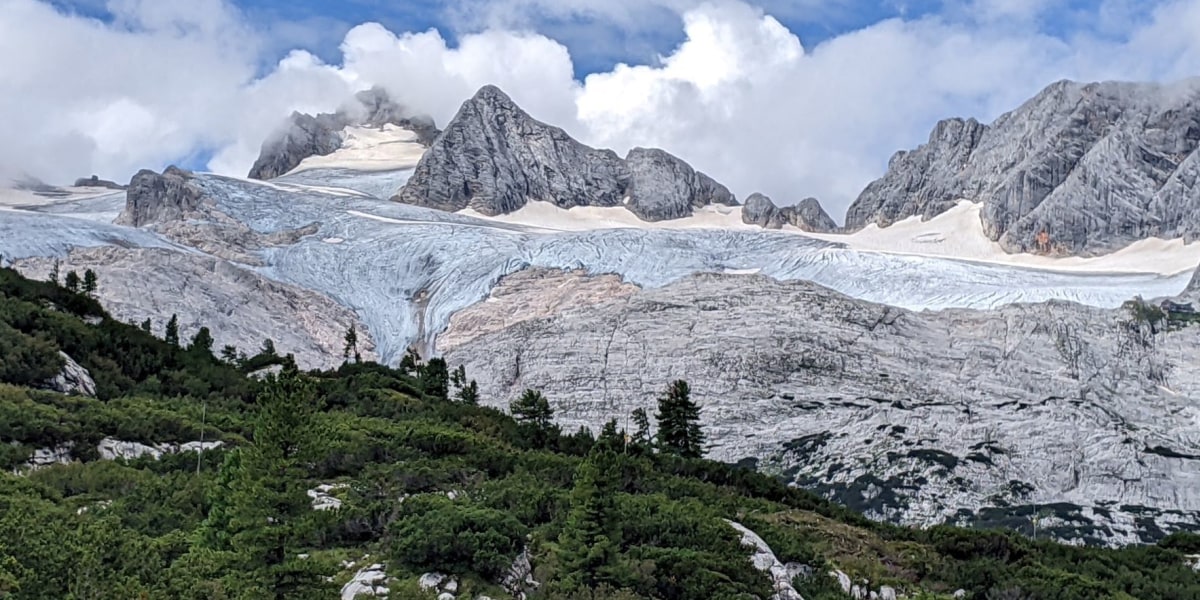 Auch der Hallstätter Gletscher ist bereits stark ausgeapert. 