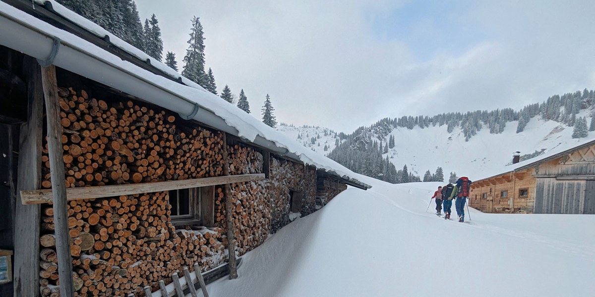 Die  augenblicklich tief verschneite Plankensteinalm im Mangfallgebirge.   