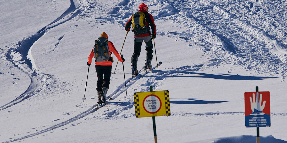 Viele Variantenabfahrten sind derzeit gesperrt und sollten auch beachtet werden.