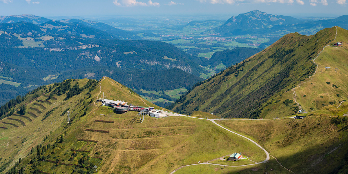 Panorama von der Walser Hammerspitze zur Bergstation der Kanzelwandbahn und zum Fellhorn.