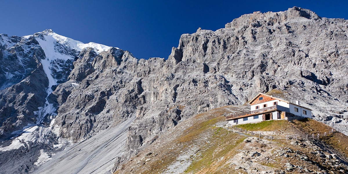 Blick auf die Tabarettahütte, links im Bild: die Ortler-Nordwand.