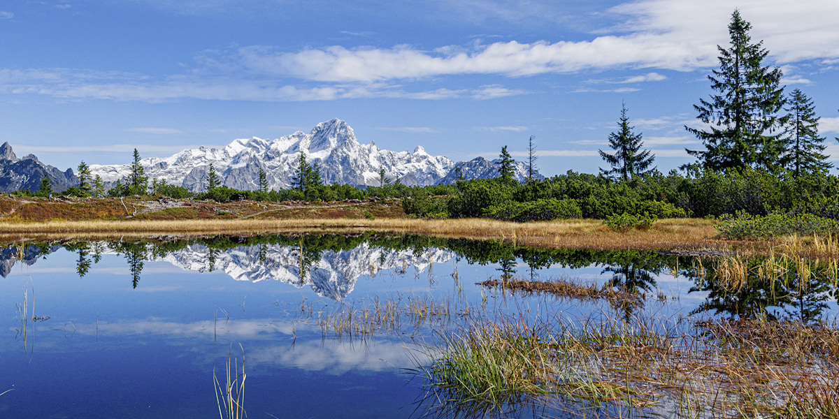 Sagenumwoben und extrem fotogen: die Schwarze Lacke am Gerzkopf. Im Hintergrund leuchtet der Hohe Dachstein.