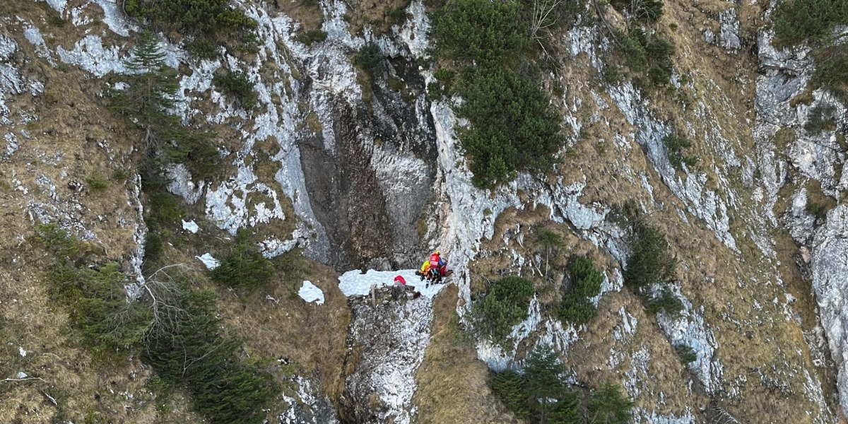 Absturz am Tegelberg: Bergwacht Füssen rettet 32-Jährige aus steiler Wand.