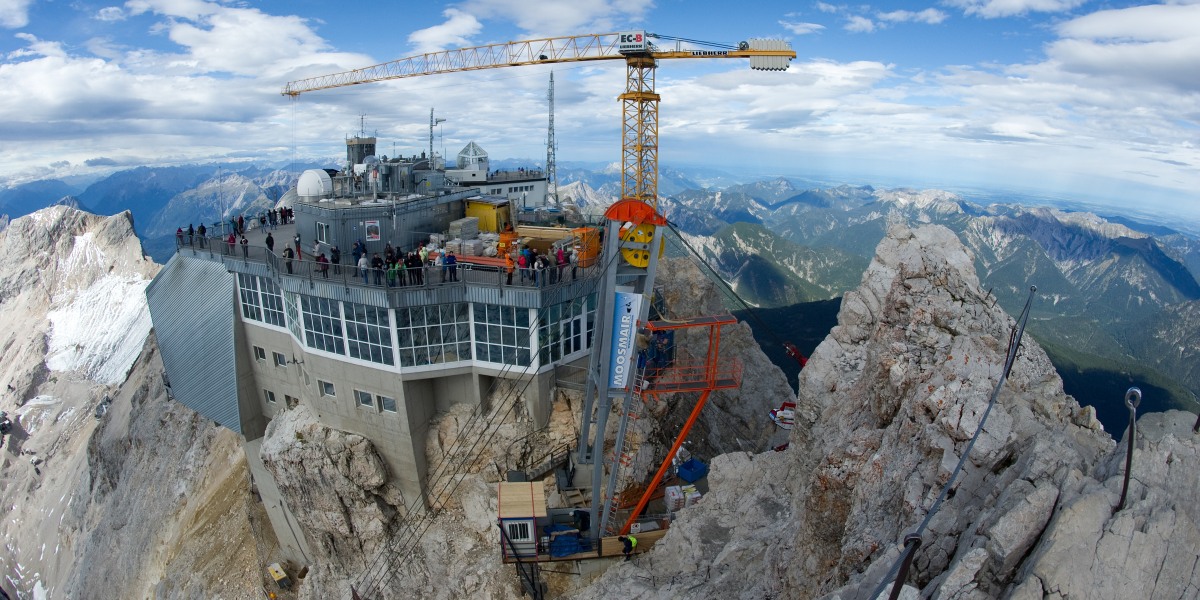 Die Materialseilbahn und der Baukran sind am auf der Zugspitze vom Gipfelkreuz aus zu sehen. Die neue Seilbahn auf die Zugspitze wird mit nur noch einer Stütze auskommen - 127 Meter hoch, die weltweit höchste Stahlstütze einer Seilbahn. 