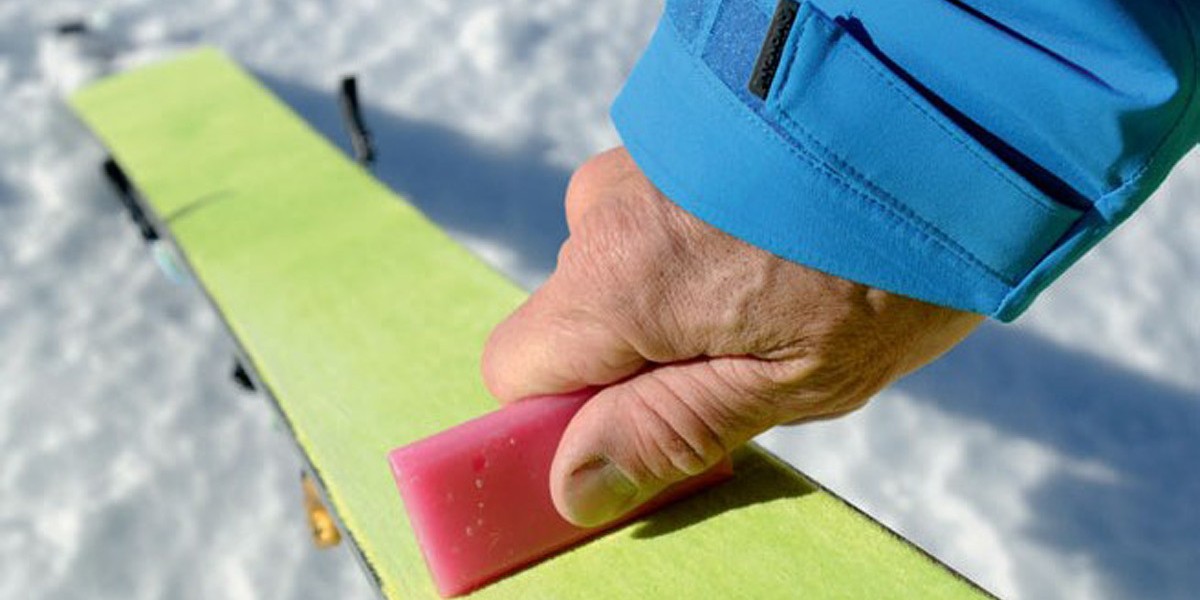 Das Aufstollen auf Skitour verhindern: Steigfelle imprägnieren.