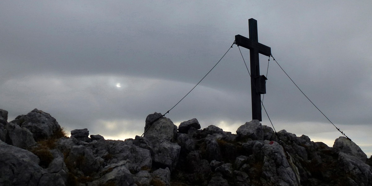 Gipfelkreuz am Sonneck, in dessen Südwand sich der Unfall ereignet hat.