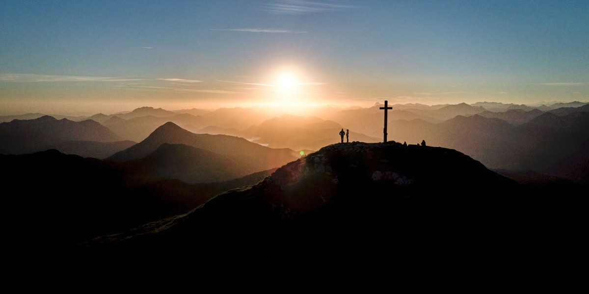 Der frühe Vogel fängt den Wurm: Sonnenaufgang am Krottenkopf, dem höchsten Gipfel im Estergebirge.