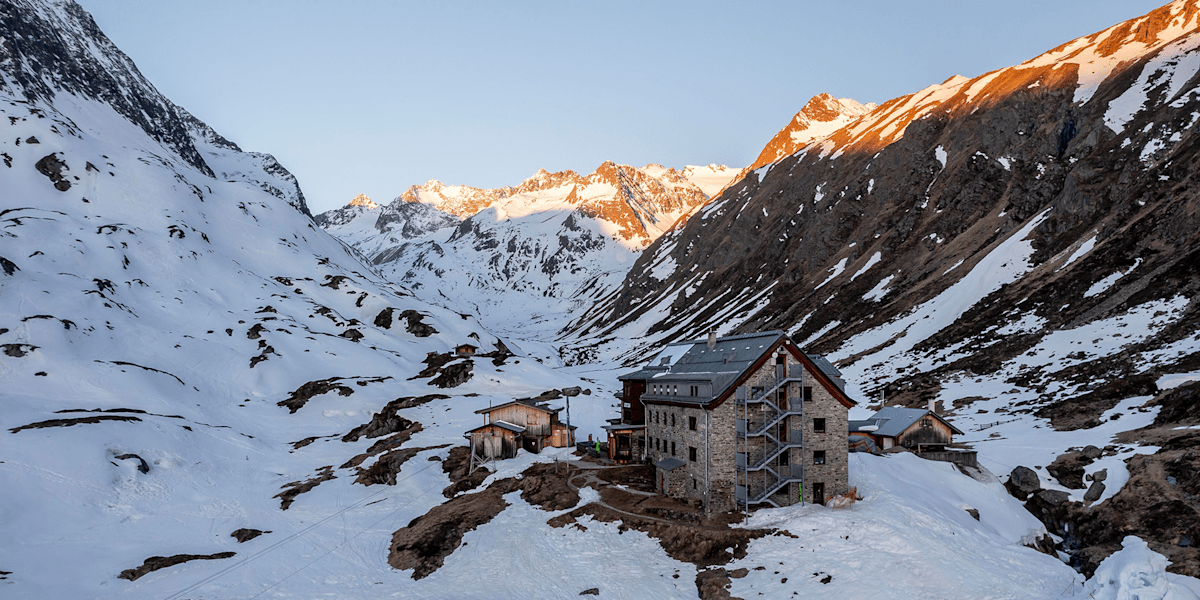 Die Franz-Senn-Hütte auf 2417 m ist ein idealer Ausgangspunkt für Wanderungen, Bergtouren und Skihochtouren (Symbolbild, keine aktuellen Verhältnisse)