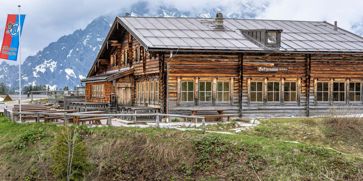 Traditionell, heimelig,  warm: die sonnenge­gerbten Lärchenbalken der Gotzenalm.