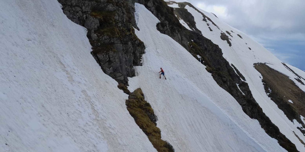 Steile Altschneefelder sind eine häufige Gefahrenquelle bei Frühjahrstouren. 