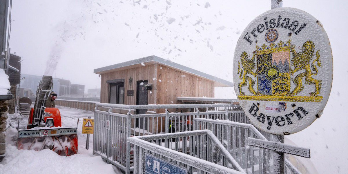 Erster deutlicher Wintergruß: Neuschnee auf der Aufsichtsplattform der Zugspitze.