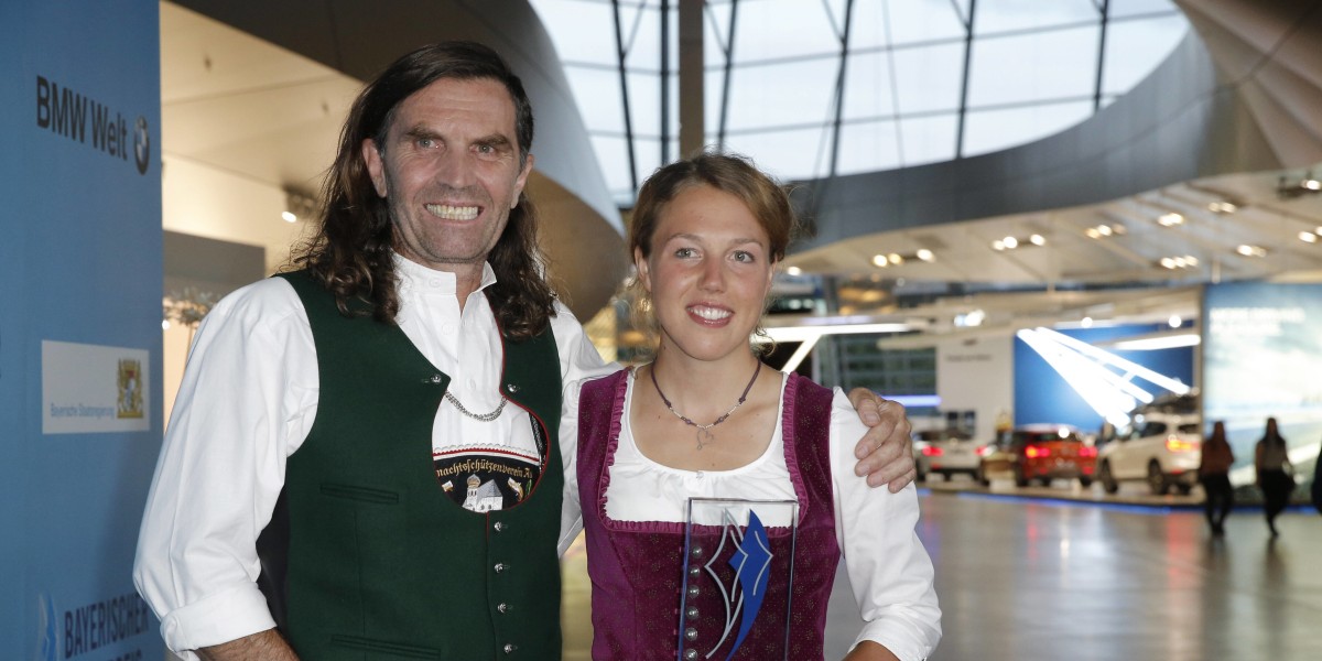 Preisträgerin Laura Dahlmeier mit Thomas Huber bei der Verleihung "Der Bayerische Sportpreis 2017".