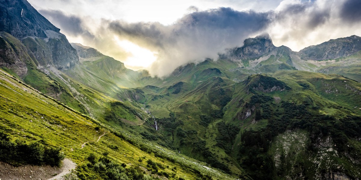 Auf dem Grenzgänger-Steig nach dem Abstieg vom Schneck, der sich allmählich in Wolken hüllt.