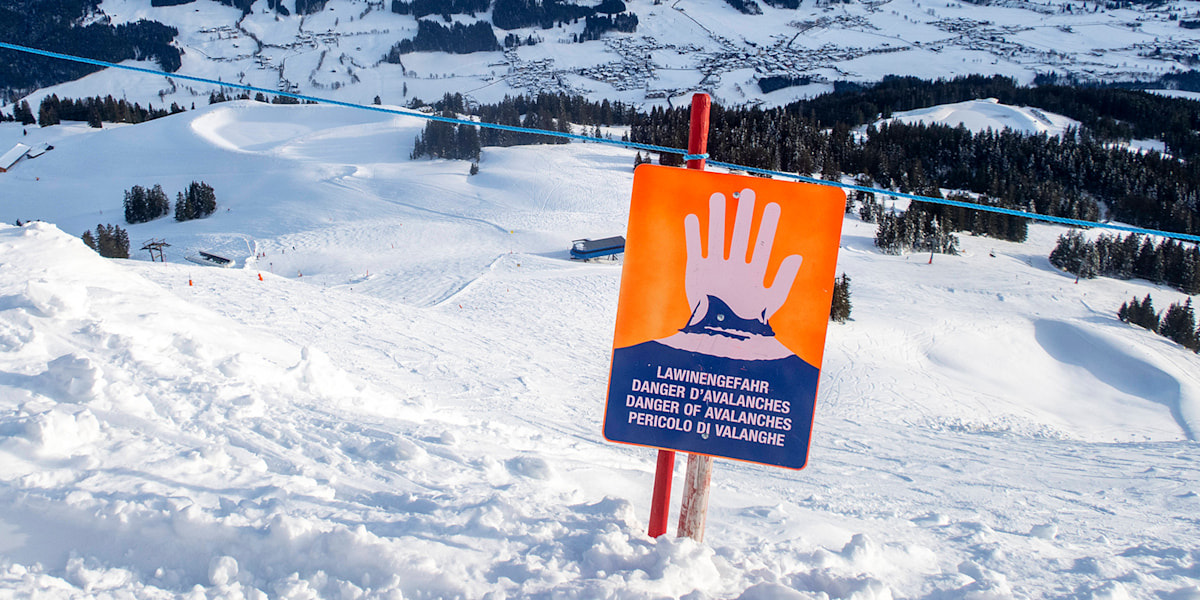 Lawinenwarnzeichen in den österreichischen Alpen.