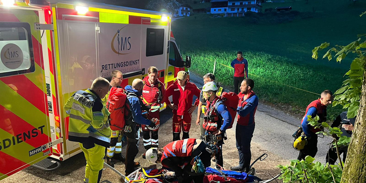 Rettungseinsatz am Hochstaufen: Hubschrauber und Bergwacht stehen für die Bergung bereit.