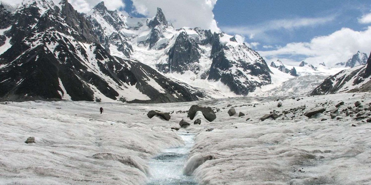 Schmelzwasser fließt durch den Mer de Glace in den französischen Alpen.