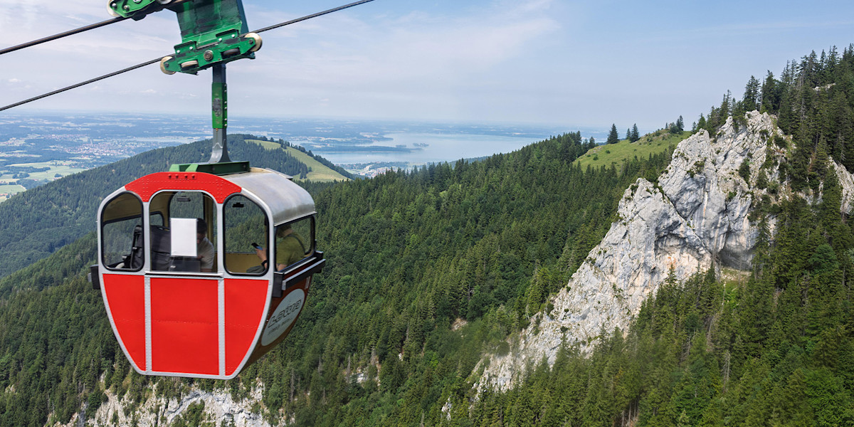Die Kampenwandbahn in Aschau im Chiemgau befördert Besucher auf 1669 Meter Höhe. Im Hintergrund der Chiemsee.