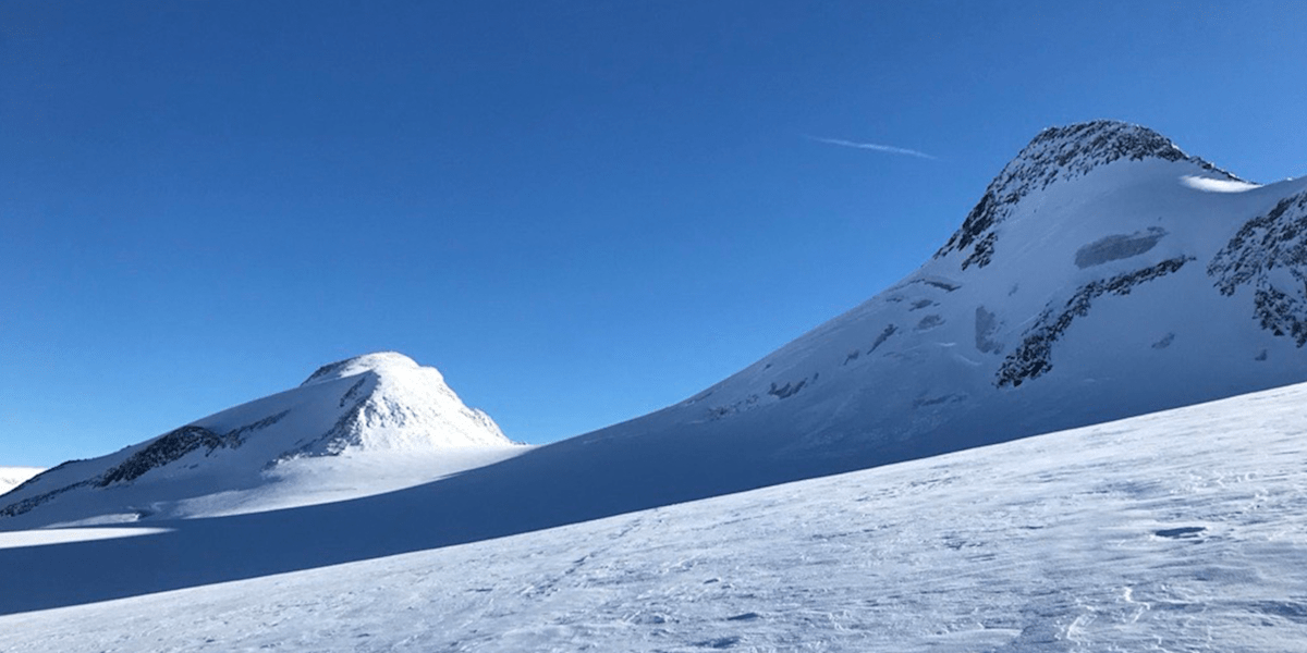Rechts im Bild die Nordseite des Zuckerhütls. Mit 3507 m ist es der höchste Gipfel der Stubaier Alpen. (Symbolbild: Dezember 2022, keine aktuellen Verhältnisse)
