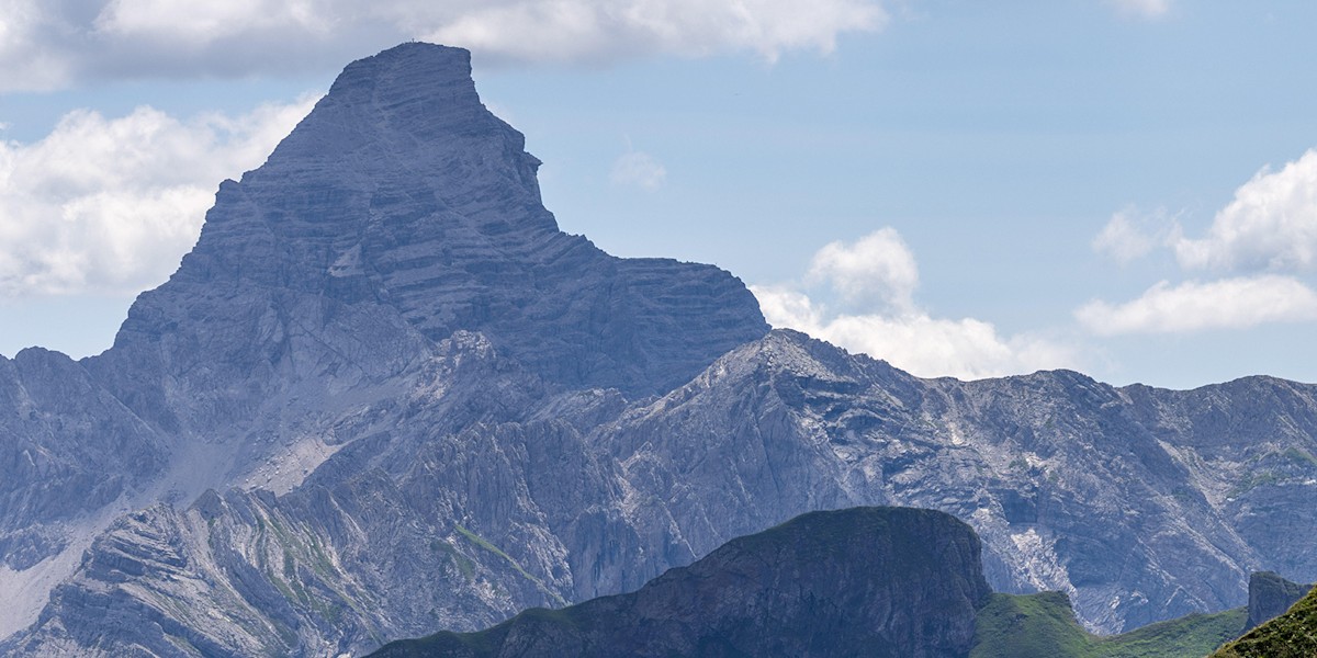 Blick vom Nebelhorn zum Hochvogel.