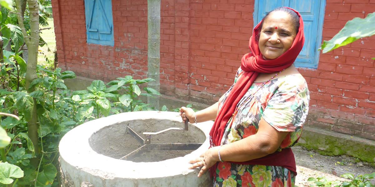 Nepalesische Frau bei der Herstellung des „Slurry“ – dieser vergärt in der Biogasanlage