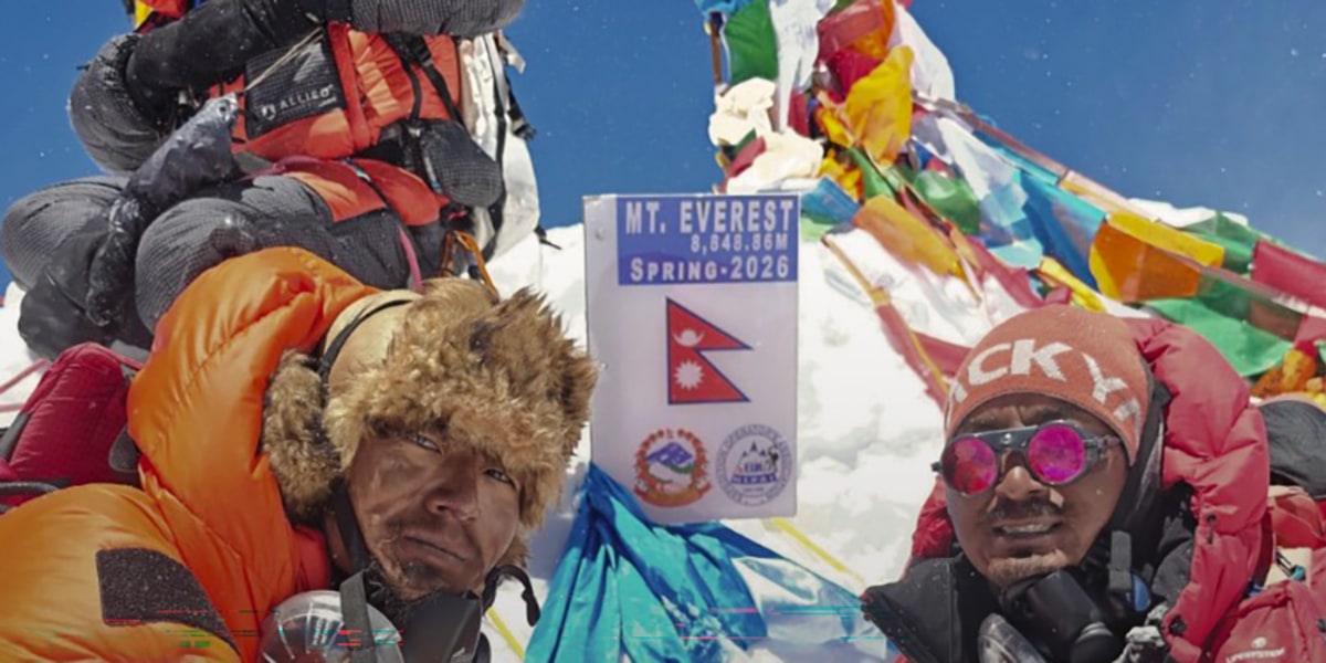 Schlägt Reformen für mehr Sicherheit am Everest vor: Gelje Sherpa (li.).