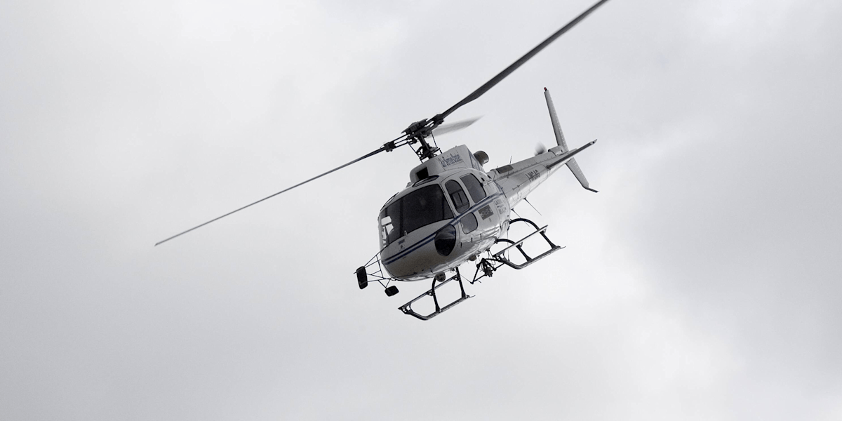 Der Rettungshubschrauber der Südtiroler Bergrettung im Einsatz – die Lawinenlage bleibt angespannt.