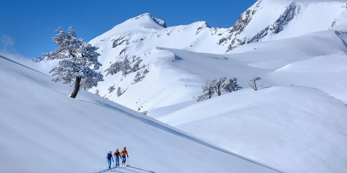 Was für eine Traumtour unter südlicher Sonne: Die Aufstiegsroute zum Smolikas gestalten wir an diesem perfekten Skitourentag ganz für uns alleine. 