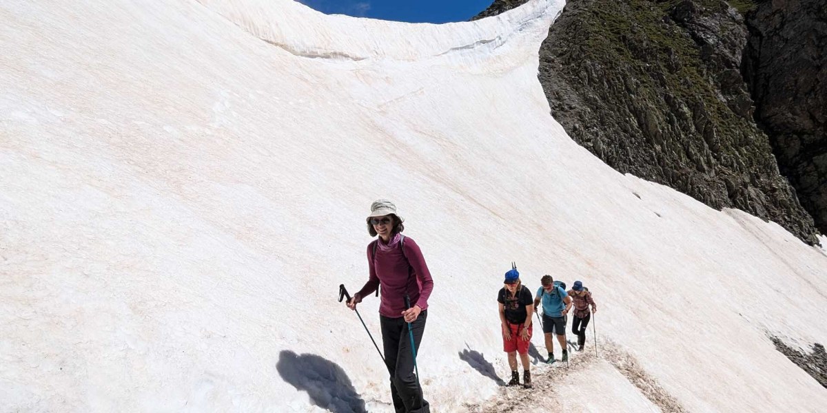 Gerade hochgelegene, überwechtete Bergsattel weisen  oft noch große Altschneemengen auf.   