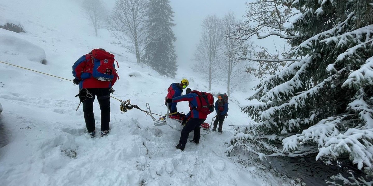 Winterliche Verhätnisse: Die Bergwacht beim Rettungseinsatz am Hochlerch.