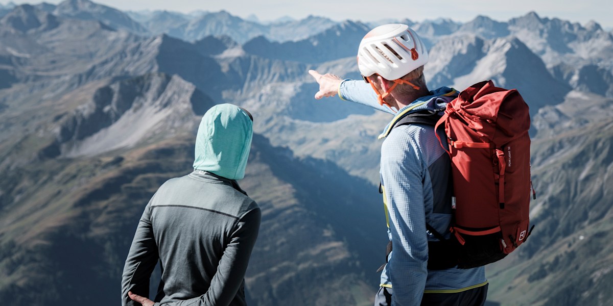 Bergwanderführer brauchen auch Know-how zu den Bergen, Flora und Fauna.