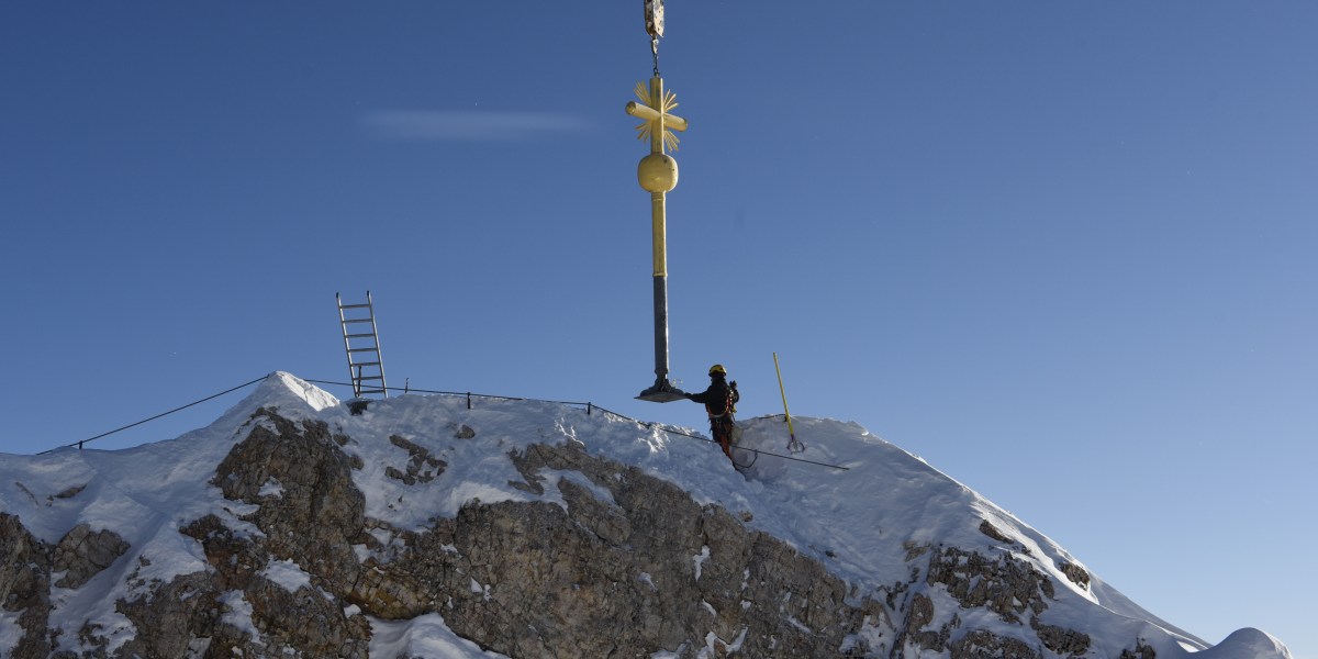 Das Gipfelkreuz der Zugspitze ist zurück