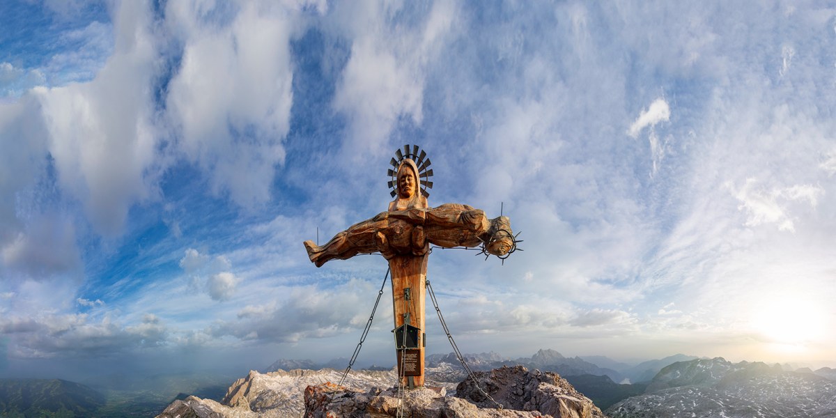 Das neue Gipfelkreuz der Schönfeldspitze im Steinernen Meer.