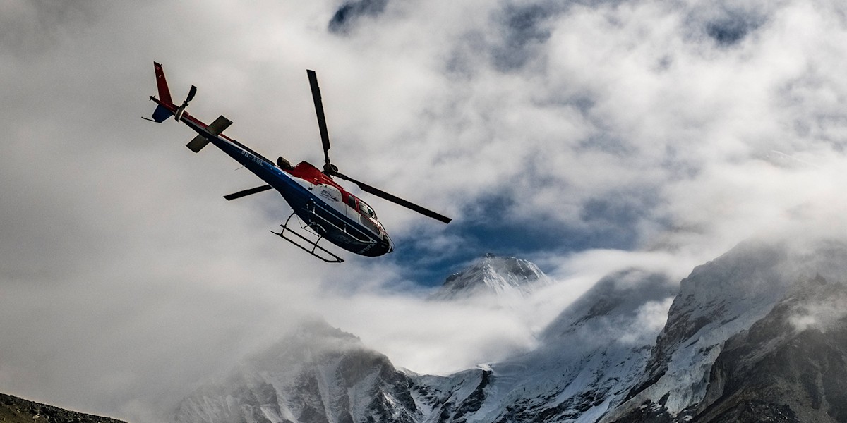 Rettungshelikopter am Khumbu-Gletscher.