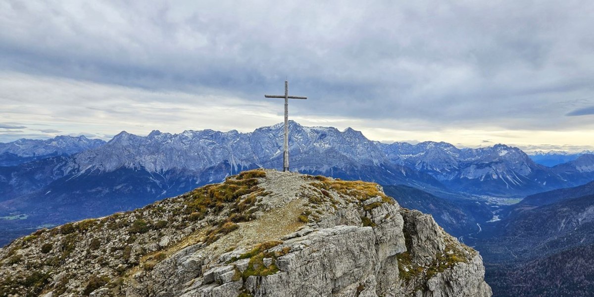 Blick auf das Gipfelkreuz der Schellschlicht.