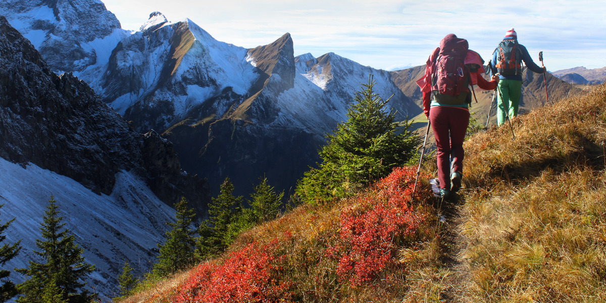 An der Grenze zwischen Herbst und Winter: Bei der Überschreitung des Toblermann sind Sonne und Wärme noch zu spüren, während sich in den Schattenseiten der Schnee bereits festgesetzt hat.