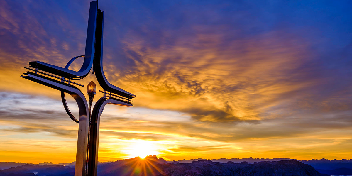 Das Gipfelkreuz des Hohen Göll ist in der Abendsonne besonders schön.
