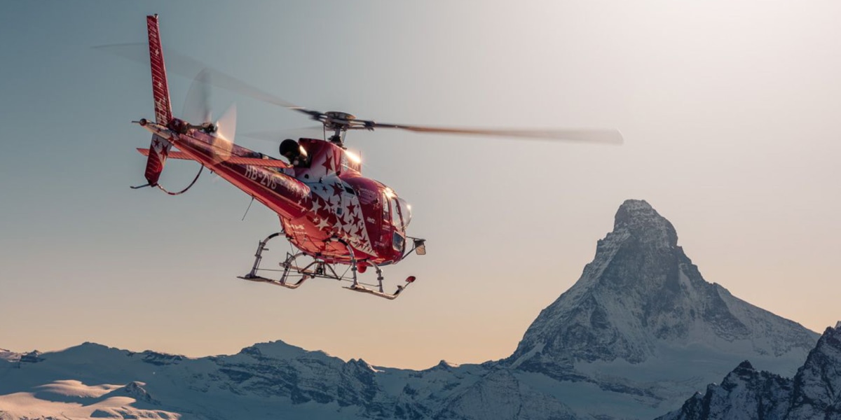 Rettungshubschrauber der Air Zermatt im Anflug auf das Matterhorn