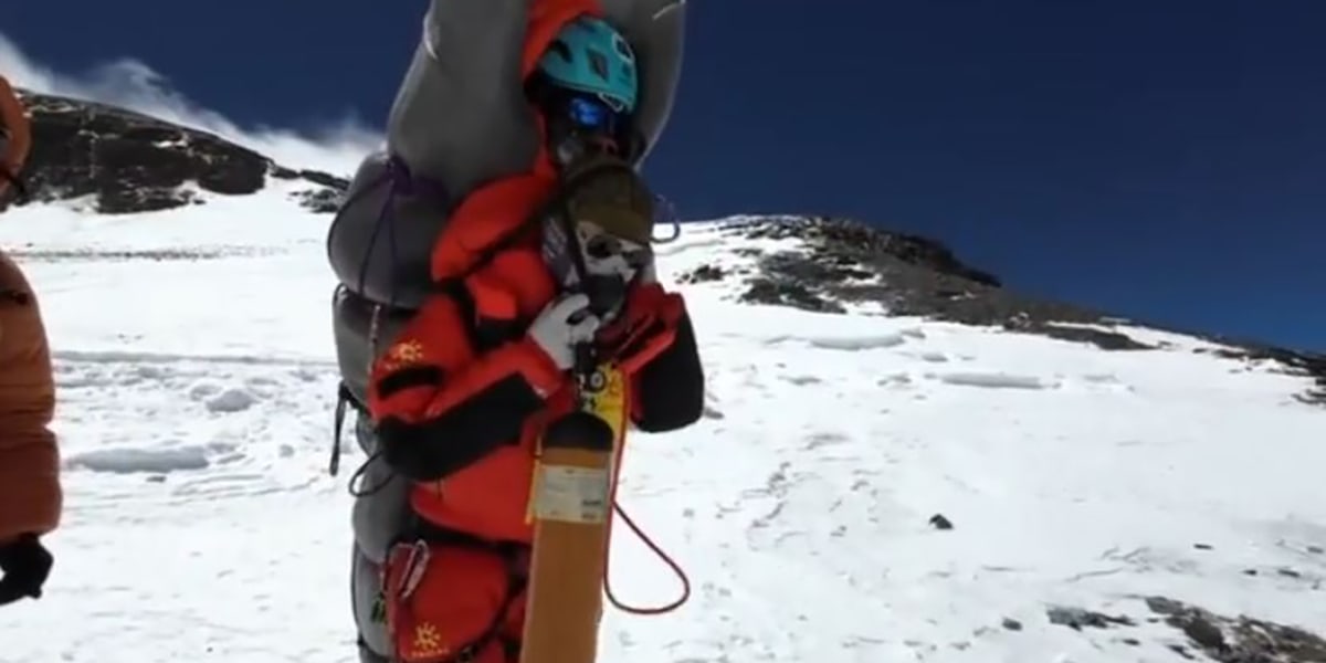 Mount Everest: Sherpa trägt erschöpften Bergsteiger über Stunden ins Tal