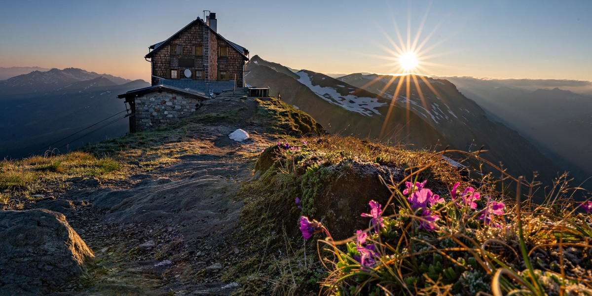 Stille Stunde: Am Niedersachsenhaus bricht ein neuer Bergsommertag an.